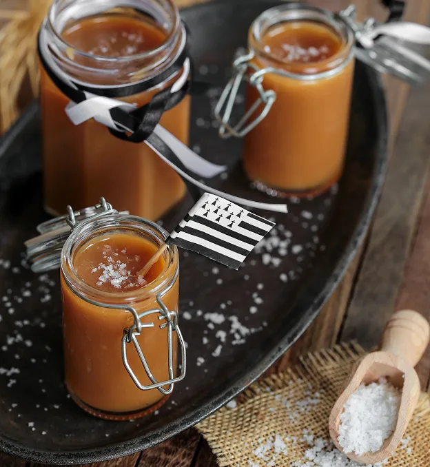 Trois pots de caramel salé avec des drapeaux bretons et une cuillère de sel à Toulouse en Haute-Garonne 31
