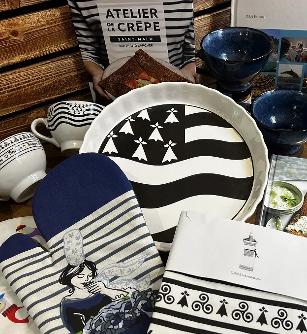 Assortiment de souvenirs bretons : livre de recettes, vaisselle et gants de cuisine à Toulouse en Haute-Garonne 31