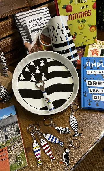 Articles bretons : livre de recettes, pichet, plat, ouvre-bouteille, porte-clés poissons et macareux à Toulouse en Haute-Garonne 31