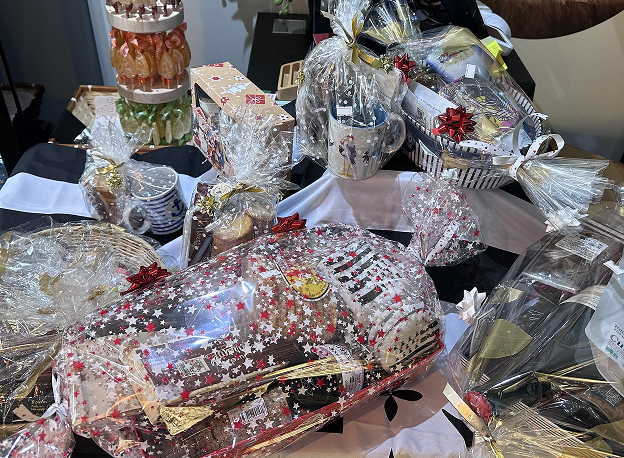 Panier-cadeaux remplis de friandises, tasses, et objets emballés, présentés sur une table à Toulouse en Haute-Garonne 31
