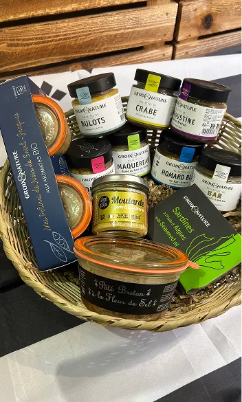 Un panier-cadeau rempli de bocaux et de paquets de produits de la mer français à Toulouse en Haute-Garonne 31