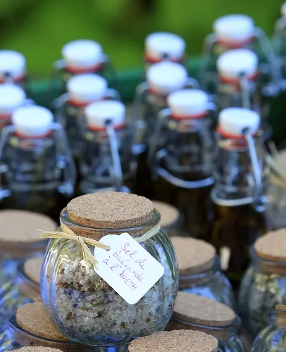 Bocaux en verre de sel de Guérande et autres produits artisanaux sur un étal.