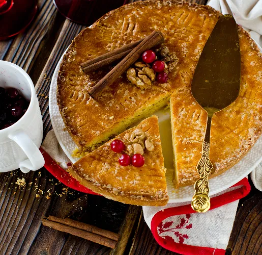 Gâteau doré tranché avec canneberges, noix, cannelle, et pelle à tarte dorée à Toulouse en Haute-Garonne 31