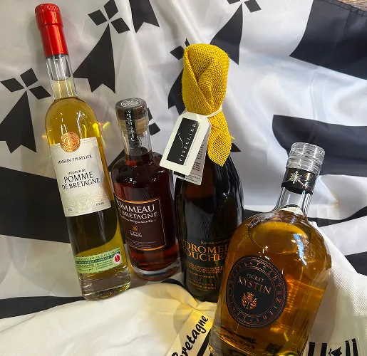 Quatre bouteilles d'alcool breton sur un drapeau de la Bretagne à Toulouse en Haute-Garonne 31