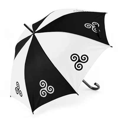 Parapluie noir et blanc avec motifs de triskèle, manche courbé.